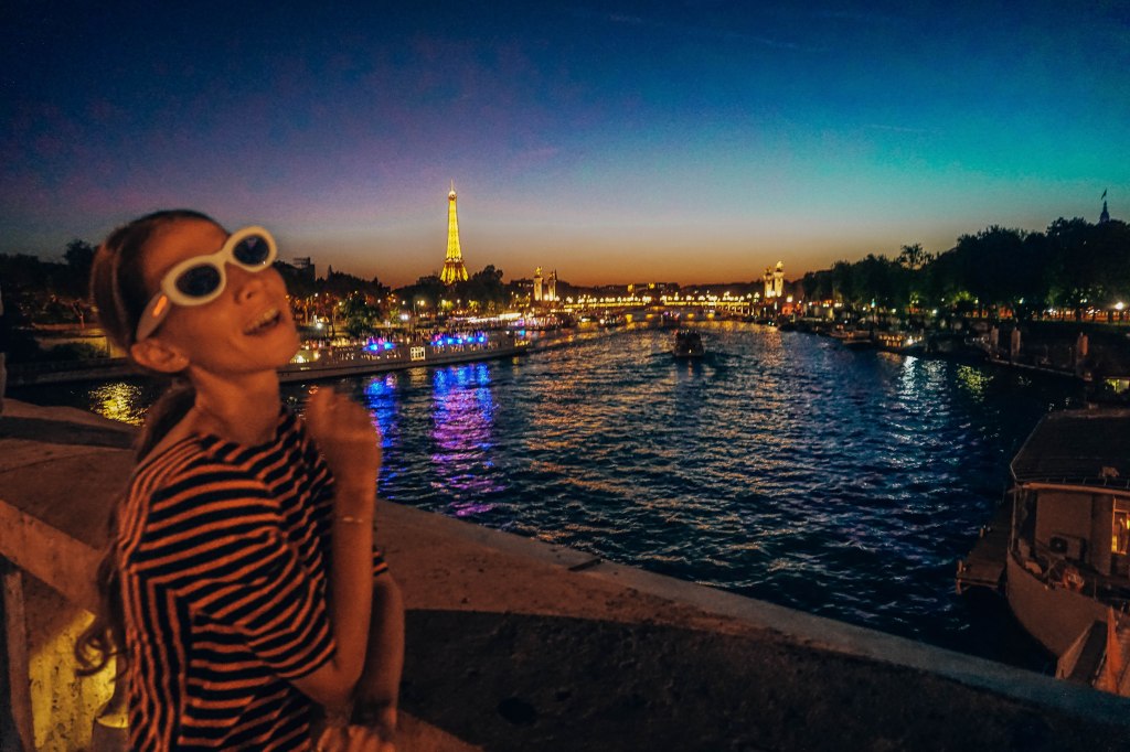 Malvina Dunder Paris at night, travel and mindful living, Paryż