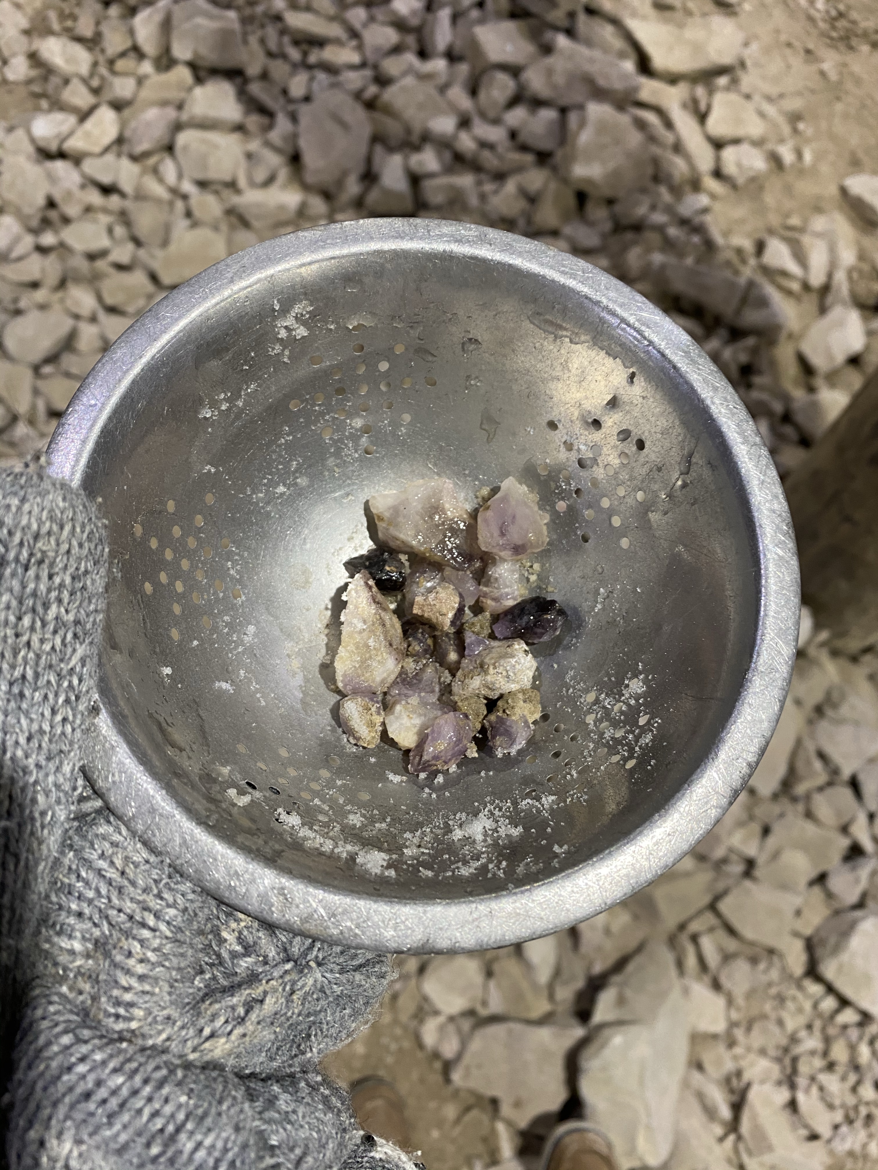 Kopalnia amtetystu Laponia, Finlandia, Arktyczny ametyst, kryształy, Kolorowe Bogate Soczyste, podróże,kobieca energia, relacje, rozwój osobisty, Malvina Dunder, ametyst kamień znaczenie działanie symbol właściwości