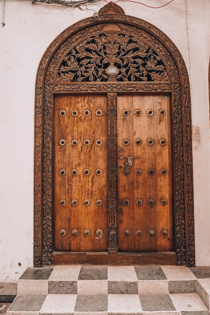 rzeźbione drzwi Stone Town Zanzibar, podróże blog Malvina Dunder