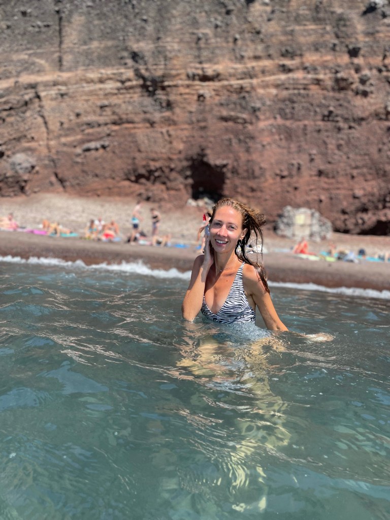 The Red Beach, czerwona plaża, Santorini, podróże, kobieca energia, relacje, rozwój osobisty, Malvina Dunder