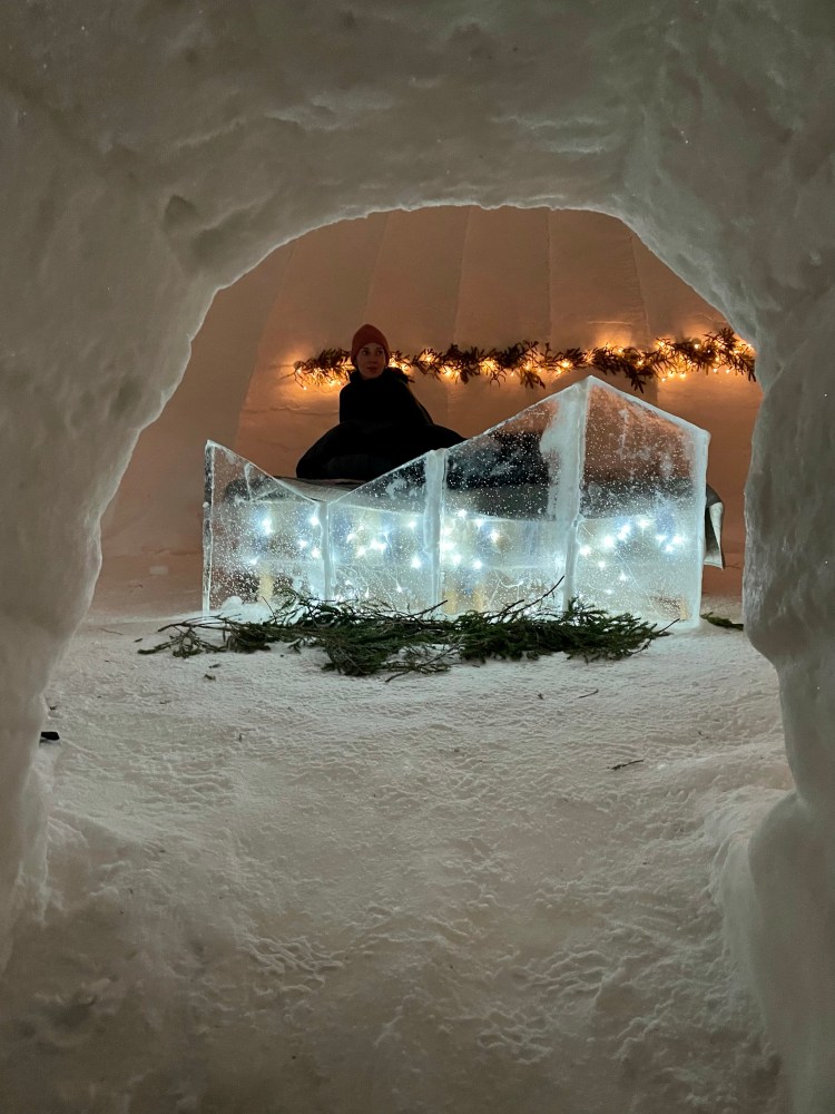 spanie w igloo, śnieg, Laponia, Finlandia, Koło podbiegunowe, Kolorowe Bogate Soczyste, podróże,kobieca energia, relacje, rozwój osobisty, Malvina Dunder