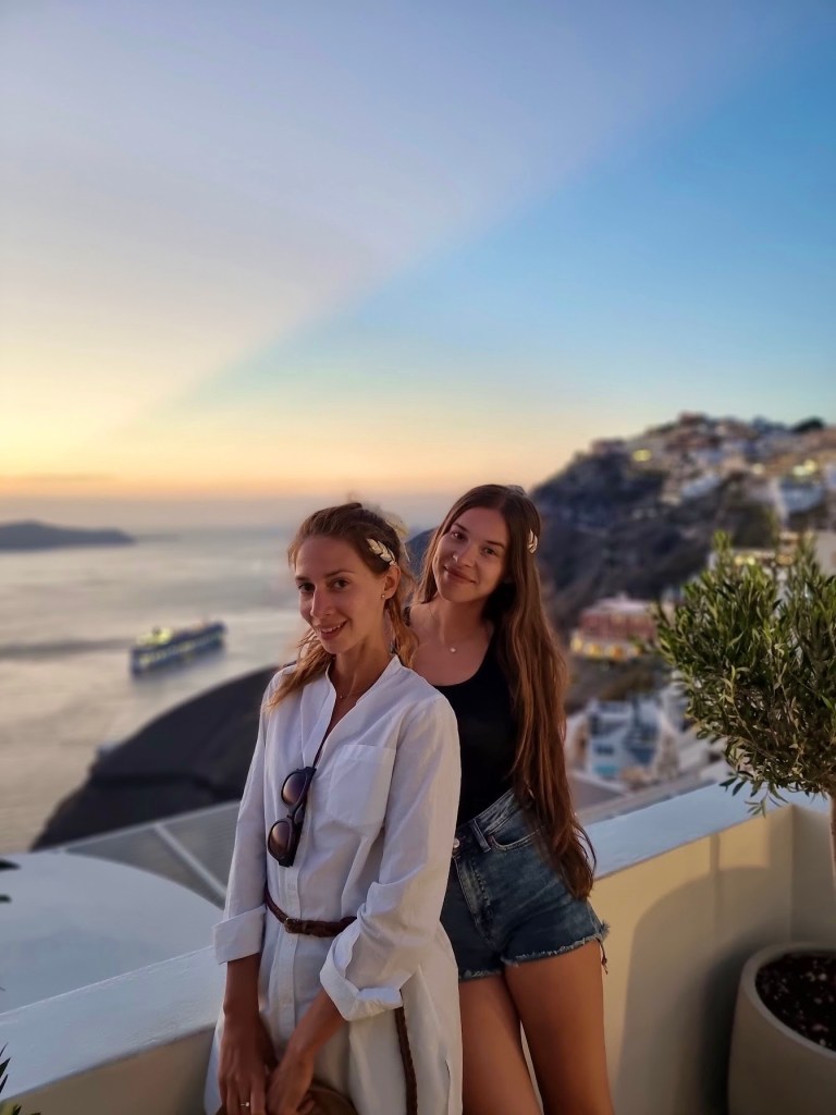 Oia, Santorini, podróże, kobieca energia, relacje, rozwój osobisty, Malvina Dunder, prawdziwe królowe poprawiają sobie korony na głowie