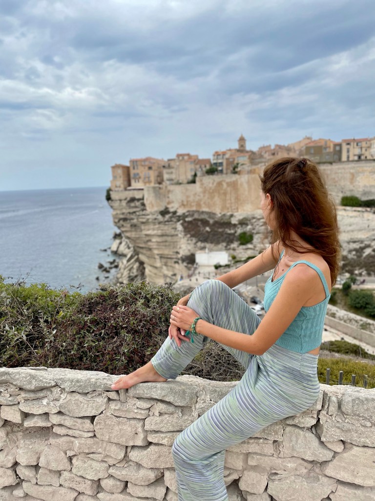 Bonifacio miasto na skałach, Korsyka, Kolorowe Bogate Soczyste, podróże,kobieca energia, relacje, rozwój osobisty, Malvina Dunder