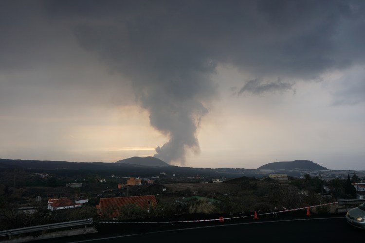 La Palma erupcja wulkanu, wulkan Cumbre Vieja 2021, Wyspy Kanaryjskie, kobieca energia, relacje, rozwój osobisty, Malvina Dunder