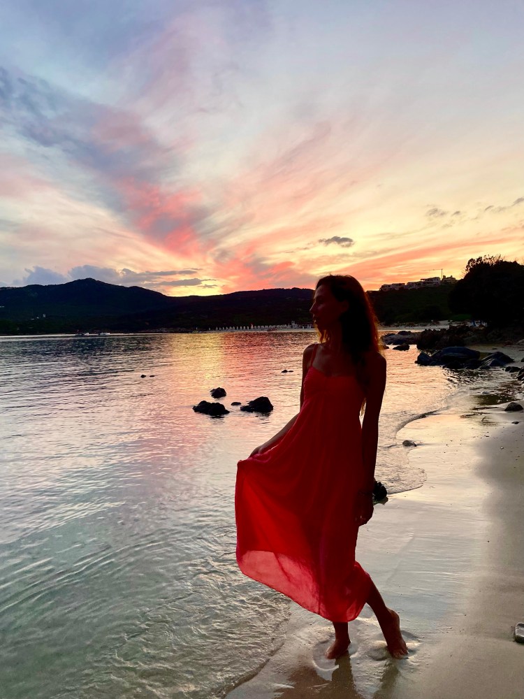 plaża, zachód słońca, Costa Smeralda, Porto Cervo, Sardynia, Kolorowe Bogate Soczyste, podróże,kobieca energia, relacje, rozwój osobisty, Malvina Dunder