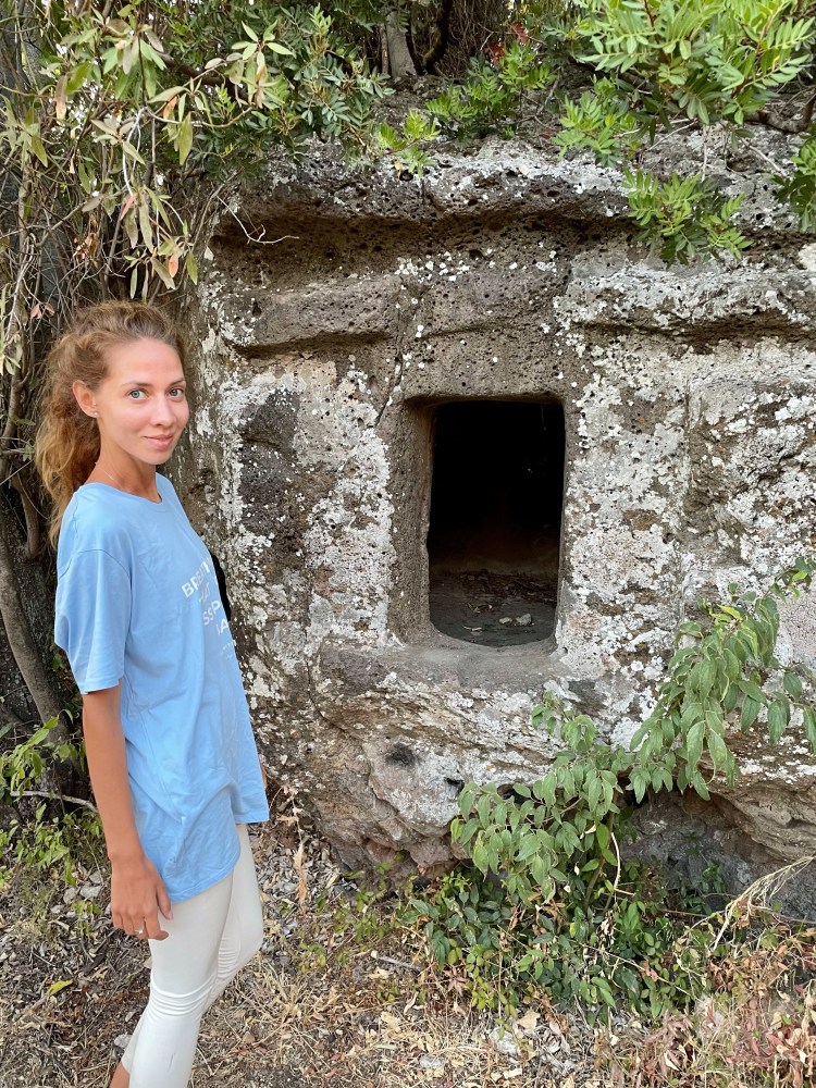 Domu de Janas, archeologia, Sardynia, Kolorowe Bogate Soczyste, podróże,kobieca energia, relacje, rozwój osobisty, Malvina Dunder