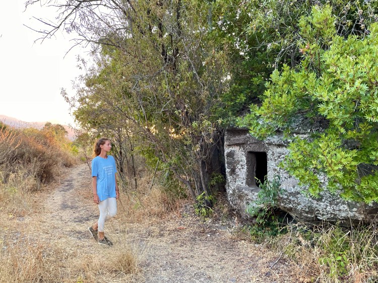 Domu de Janas, archeologia, Sardynia, Kolorowe Bogate Soczyste, podróże,kobieca energia, relacje, rozwój osobisty, Malvina Dunder