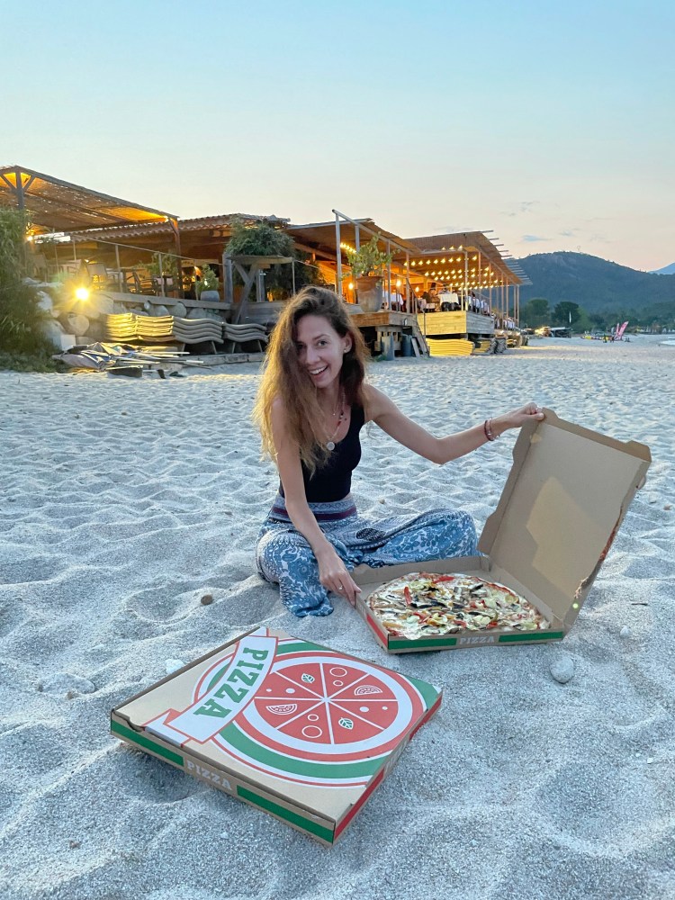 pizza, plaża, Korsyka, Kolorowe Bogate Soczyste, podróże,kobieca energia, relacje, rozwój osobisty, Malvina Dunder