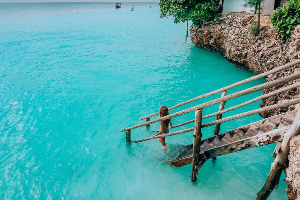 Zanzibar📍Turkusowe wody, soczyste owoce, tropikalne plaże, biały piasek – poznaj bardzo popularną&nbsp;wyspę.