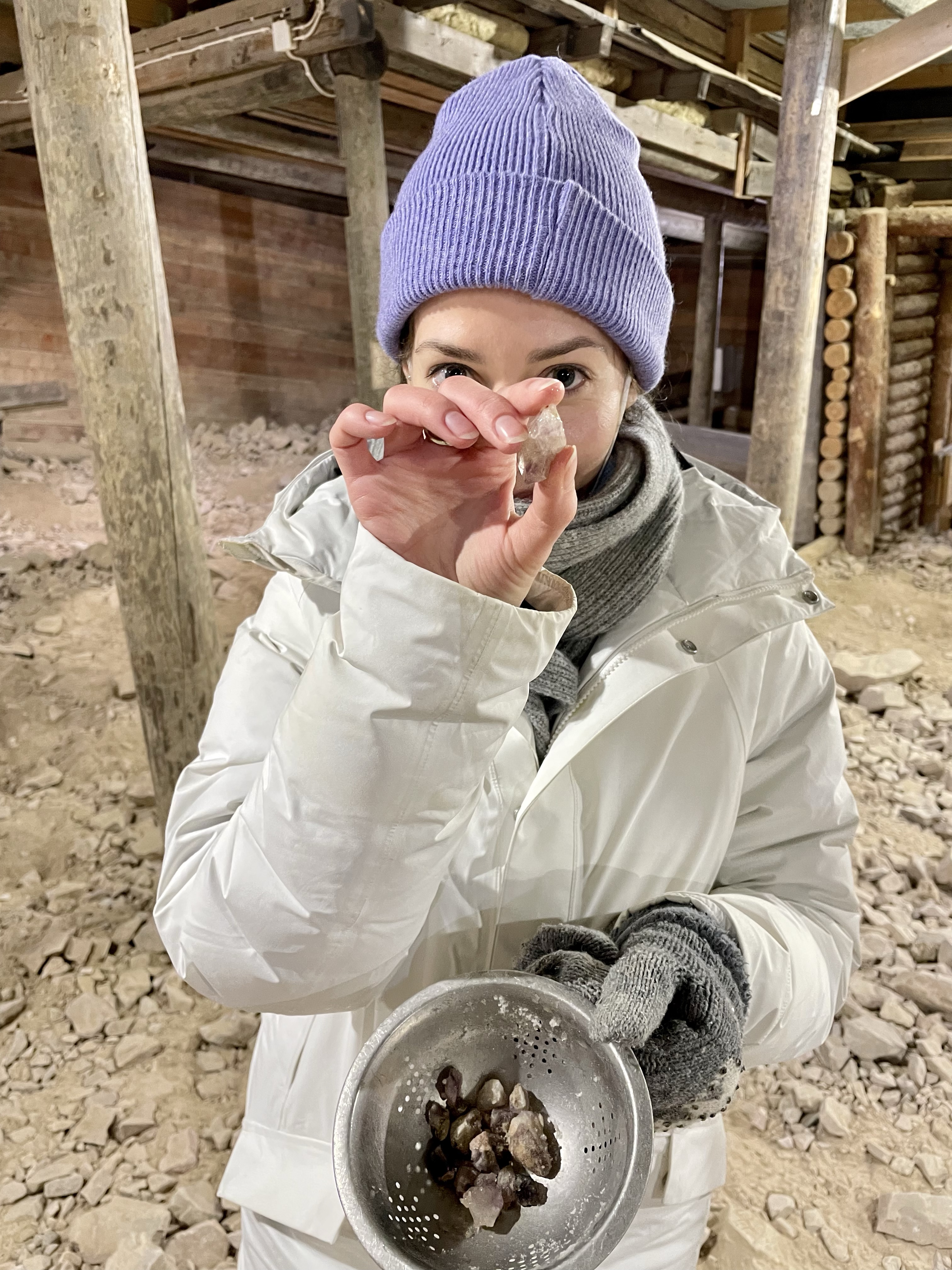 Kopalnia amtetystu Laponia, Finlandia, Arktyczny ametyst, kryształy, Kolorowe Bogate Soczyste, podróże,kobieca energia, relacje, rozwój osobisty, Malvina Dunder, ametyst kamień znaczenie działanie symbol właściwości