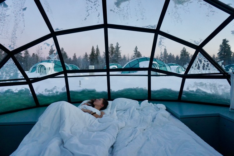 hotel domek igloo, Laponia, Finlandia, atrakcje, top 10, Kolorowe Bogate Soczyste, podróże, kobieca energia, relacje, rozwój osobisty, Malvina Dunder