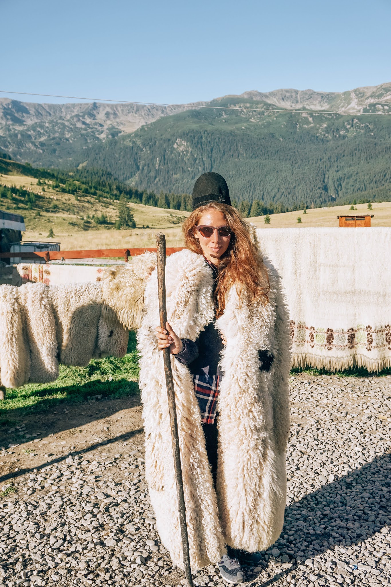 Malvina Dunder blog rozwój osobisty, relacje, podróże Rumunia tradycyjny strój pasterski, góry Karpaty