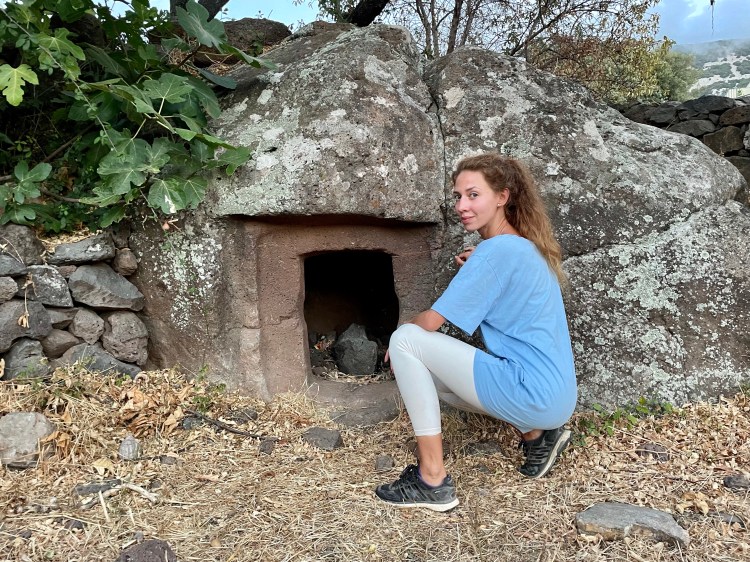 Domu de Janas, archeologia, Sardynia, Kolorowe Bogate Soczyste, podróże,kobieca energia, relacje, rozwój osobisty, Malvina Dunder