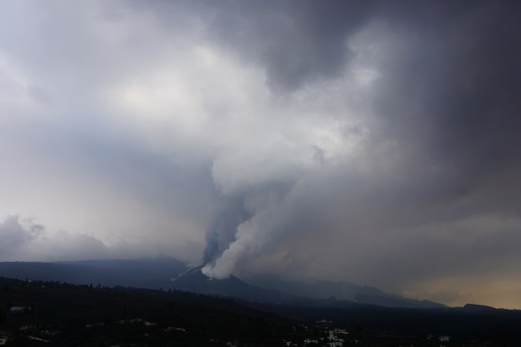 La Palma erupcja wulkanu, wulkan Cumbre Vieja 2021, Wyspy Kanaryjskie, kobieca energia, relacje, rozwój osobisty, Malvina Dunder