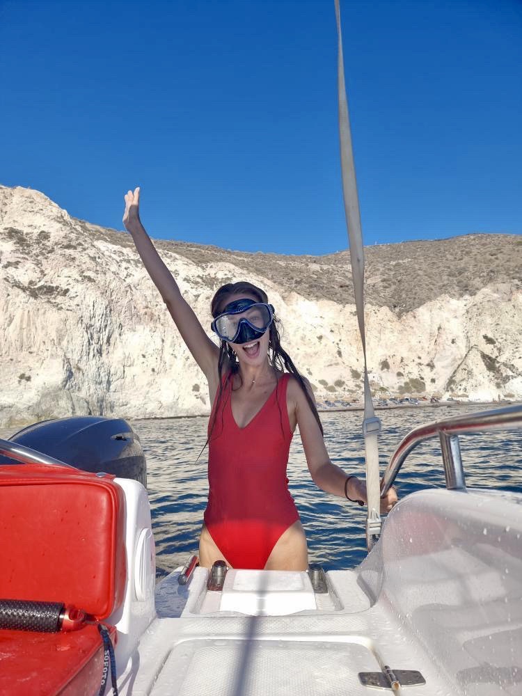 łódź, wypożyczenie łodzi, Santorini, podróże, kobieca energia, relacje, rozwój osobisty, Malvina Dunder