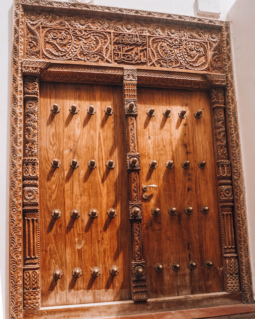 rzeźbione drzwi Stone Town Zanzibar, podróże blog Malvina Dunder