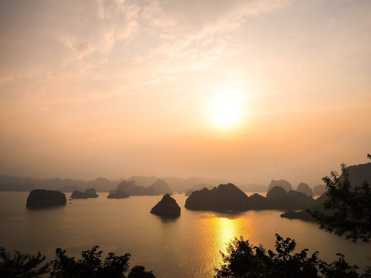 Wietnam📍Kraj dziwnych potraw, karaoke i szczupłych domów. Zatłoczone Hanoi i zatoka Ha Long Bay, która jest inna niż na zdjęciach…