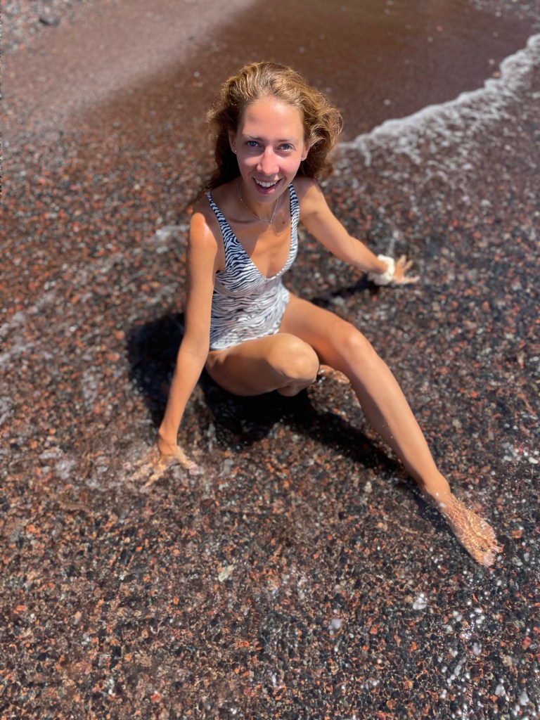 The Red Beach, czerwona plaża, Santorini, podróże, kobieca energia, relacje, rozwój osobisty, Malvina Dunder