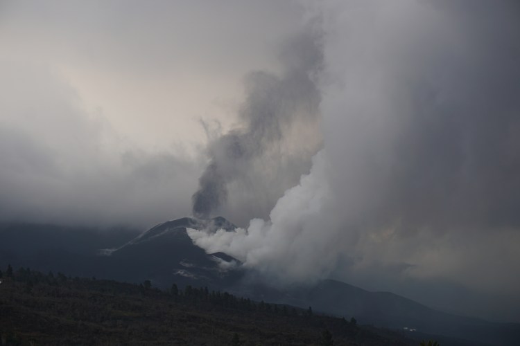 La Palma erupcja wulkanu, wulkan Cumbre Vieja 2021, Wyspy Kanaryjskie, kobieca energia, relacje, rozwój osobisty, Malvina Dunder