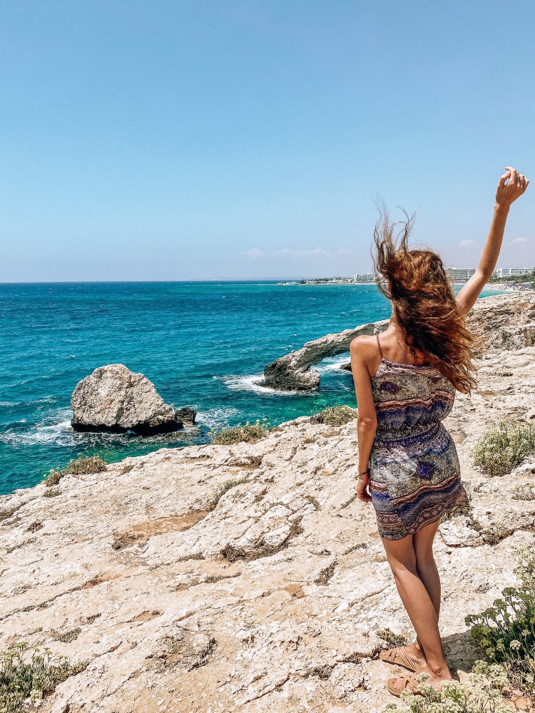 Love Bridge, most miłości, Ayia Napa, Cypr, podróże, blog dla kobiet, kobieca energia, miłość, rozwój osobisty, Malvina Dunder