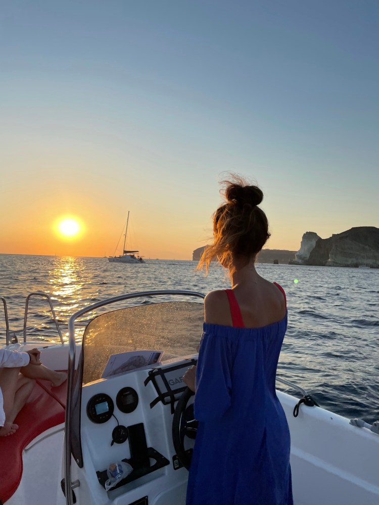 łódź, wypożyczenie łodzi, Santorini, podróże, kobieca energia, relacje, rozwój osobisty, Malvina Dunder